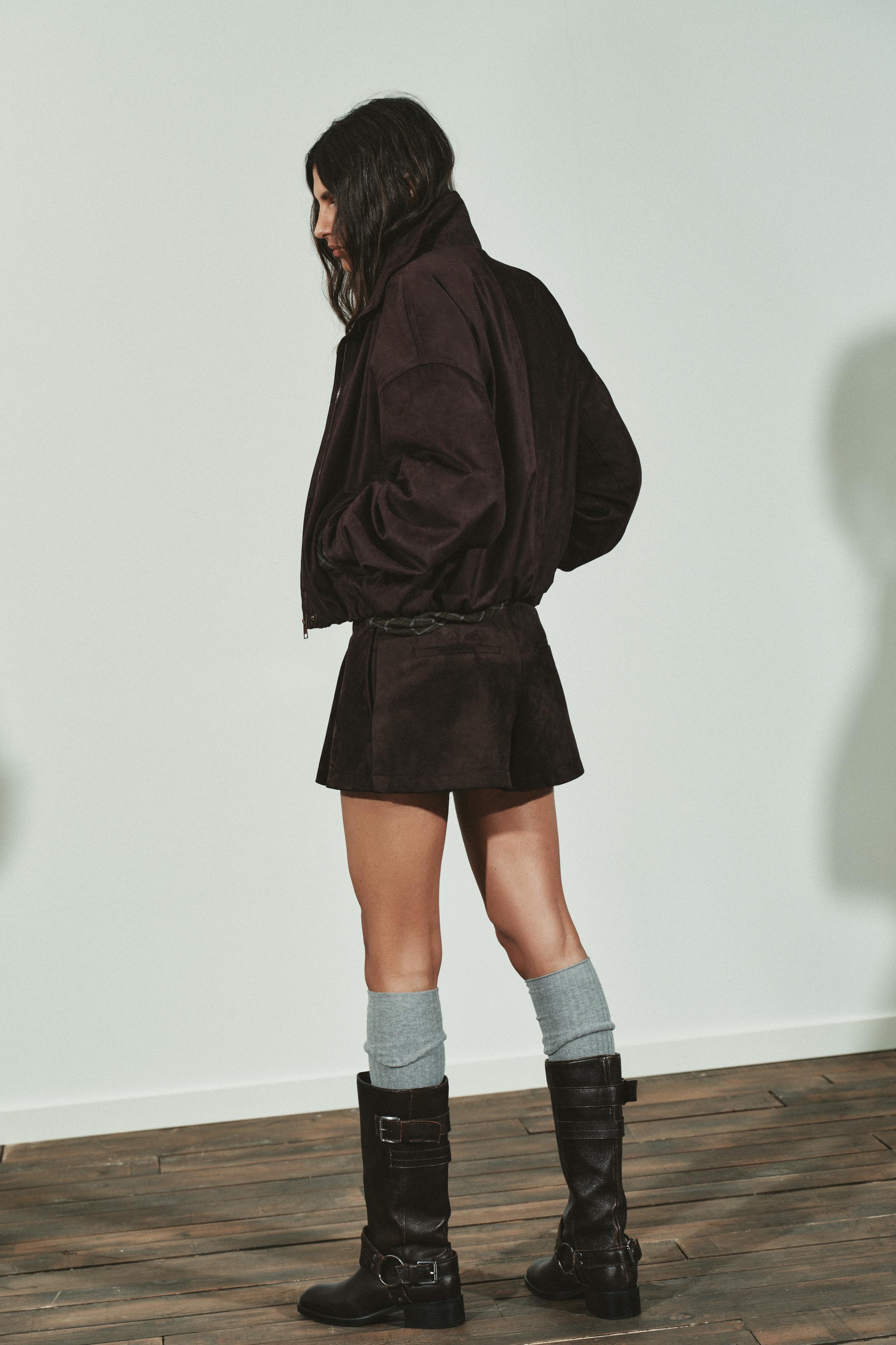 PLEATED BUTTON SHORTS